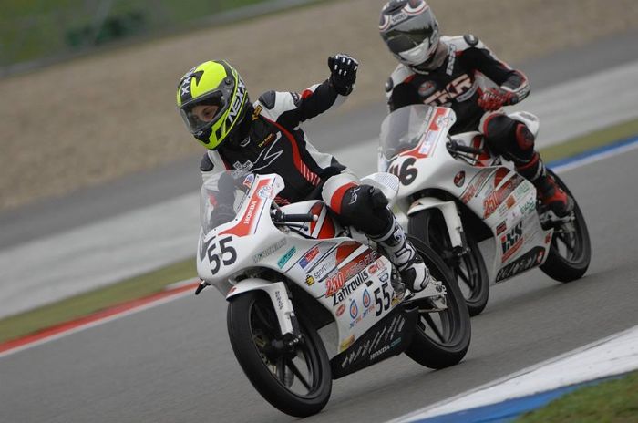 Μπράβο Νότη! Πρώτη νίκη, μόλις στο δεύτερο meeting του Moriwaki 250 Junior Cup, στη βρεγμένη πίστα του Assen, στην Ολλανδία.